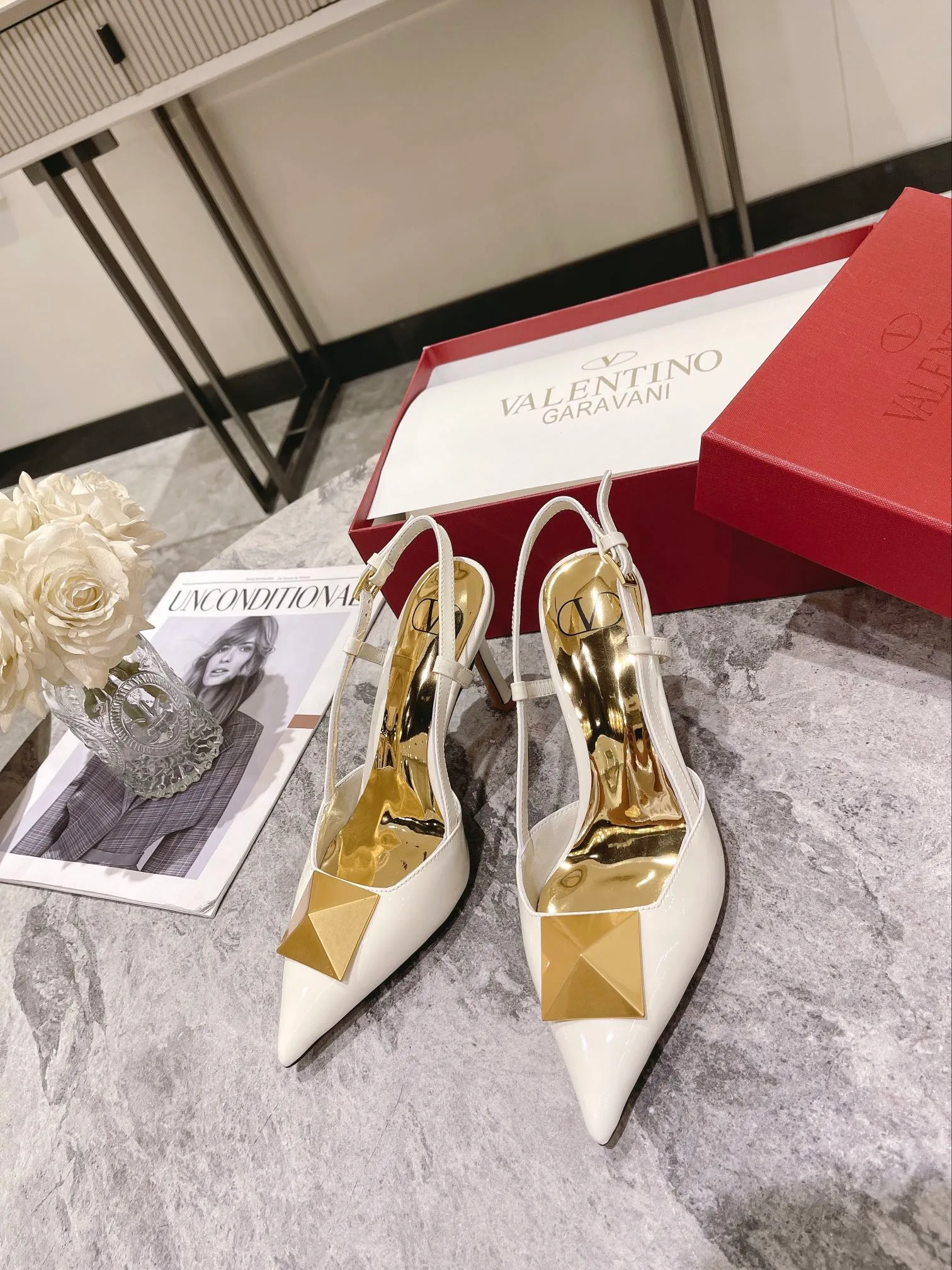👟👟Ex-factory price 400👟👟 Genuine leather sole +40 Valentino Valentino spring and summer new rivet shoes are new☑️ —————————————— The latest golden big rivet element is full of high-end sense! Extremely fashionable Heel height: 9.5cm Upper: Matt sheepskin Lining: Sheepskin lining Outsole: Italian genuine leather outsole, rubber sole optional Color: Two styles and 8 colors available Code number: 34-41 (34 and 42 customized are not returnable)